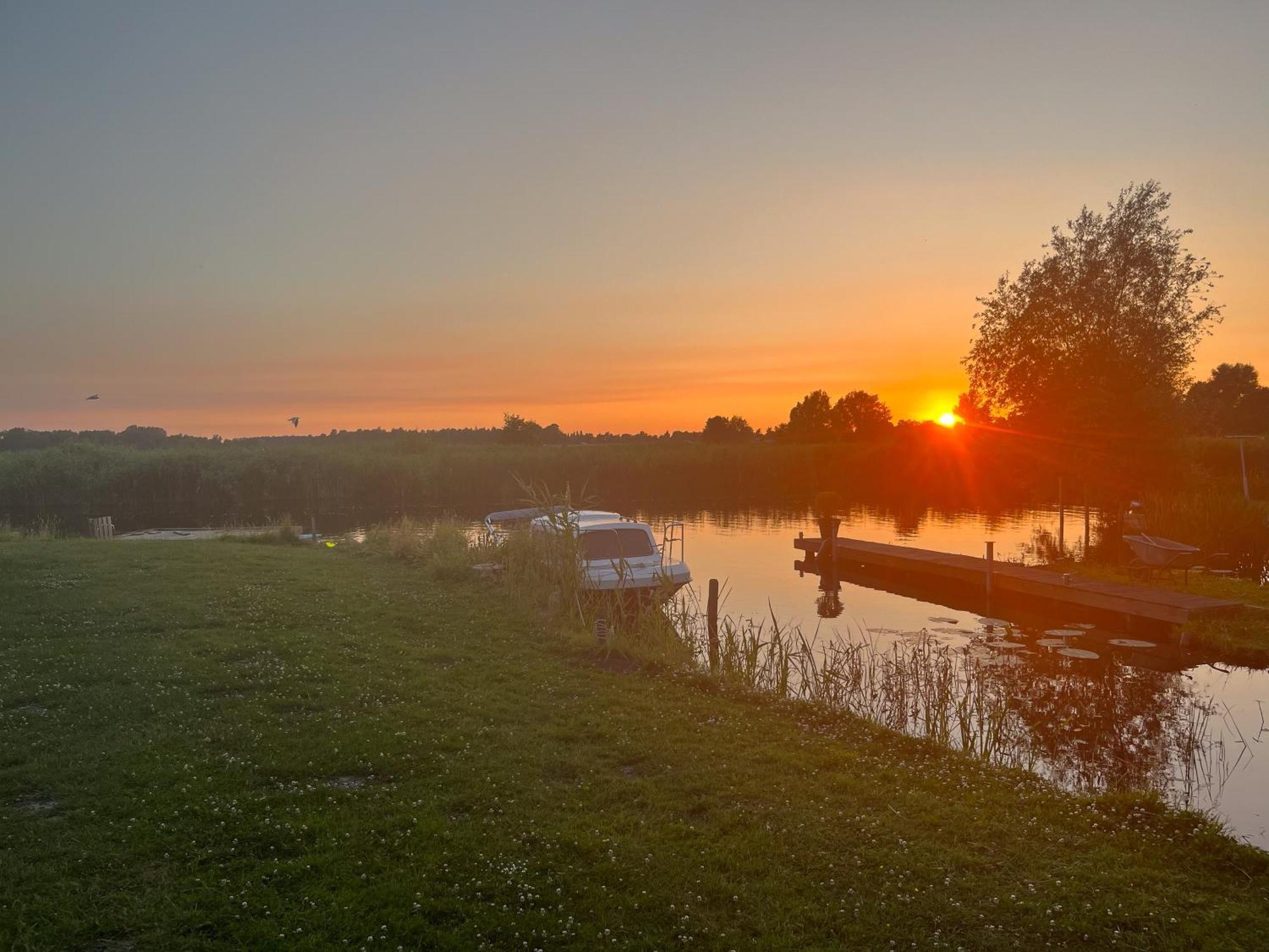Luxe En Ruim Chalet Met Airco Bij Leekstermeer Matsloot Buitenkant foto