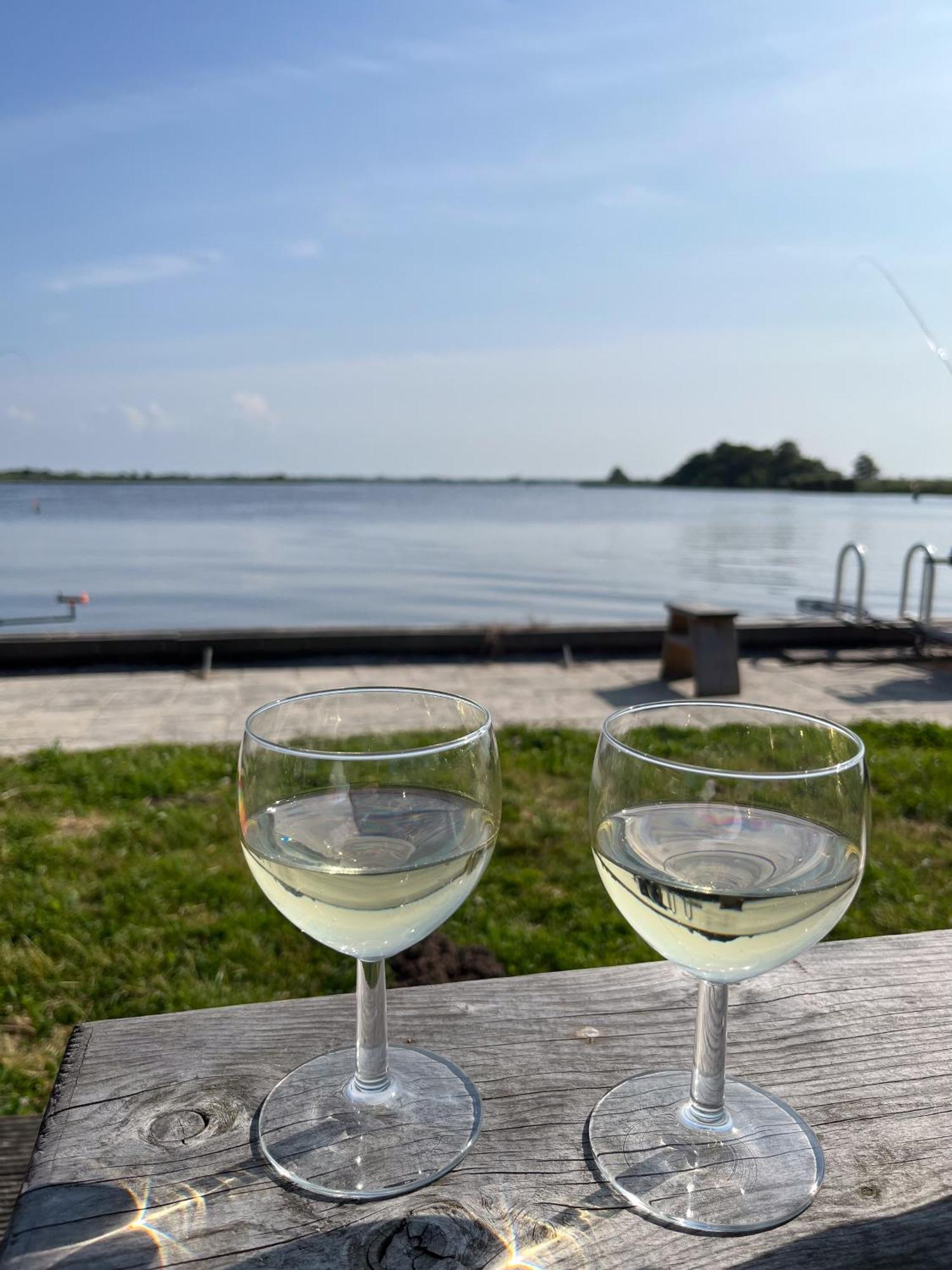 Luxe En Ruim Chalet Met Airco Bij Leekstermeer Matsloot Buitenkant foto