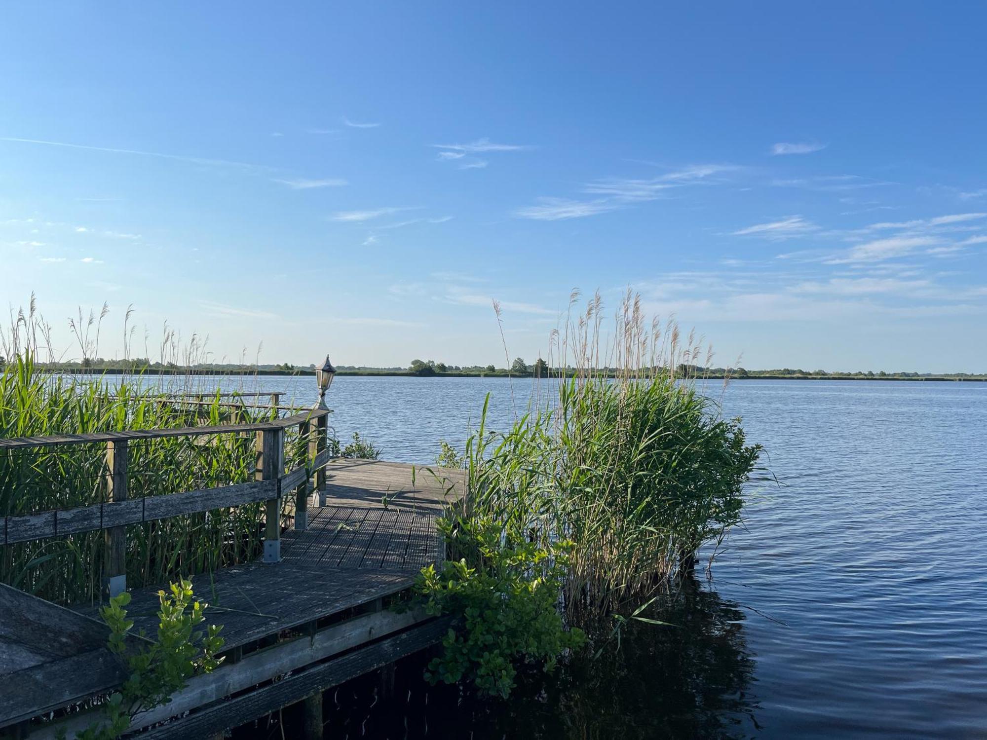 Luxe En Ruim Chalet Met Airco Bij Leekstermeer Matsloot Buitenkant foto