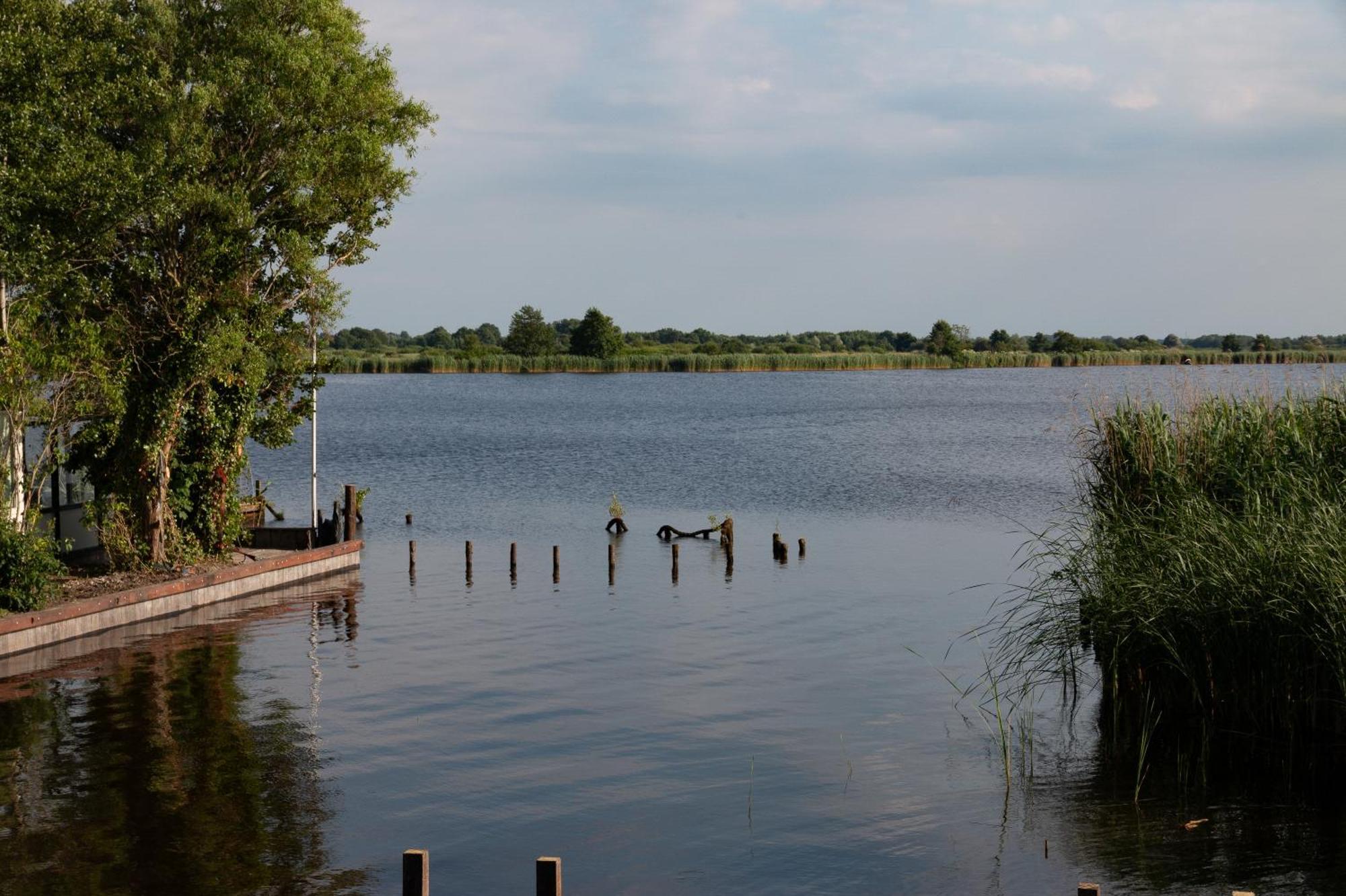 Luxe En Ruim Chalet Met Airco Bij Leekstermeer Matsloot Buitenkant foto