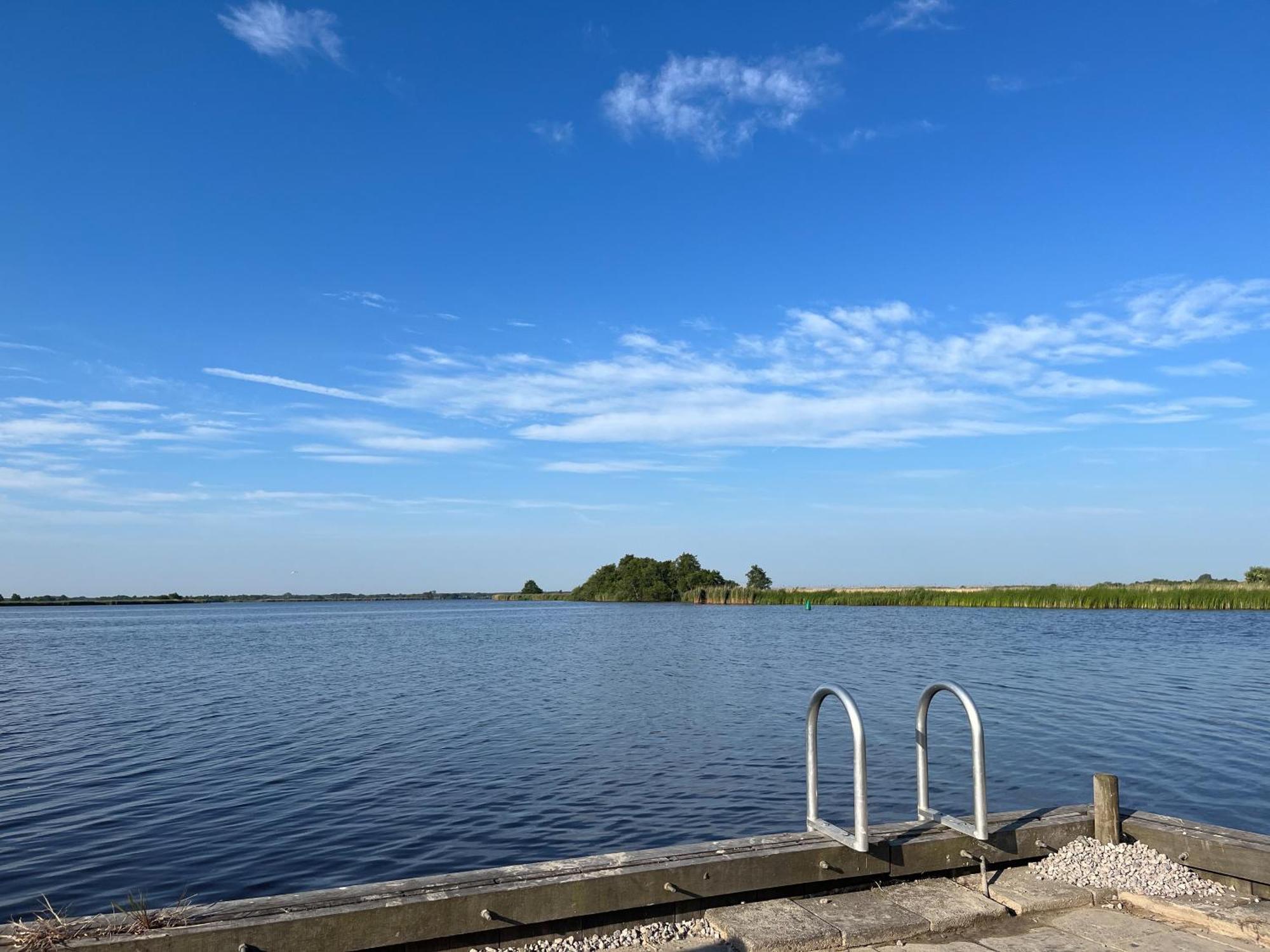 Luxe En Ruim Chalet Met Airco Bij Leekstermeer Matsloot Buitenkant foto