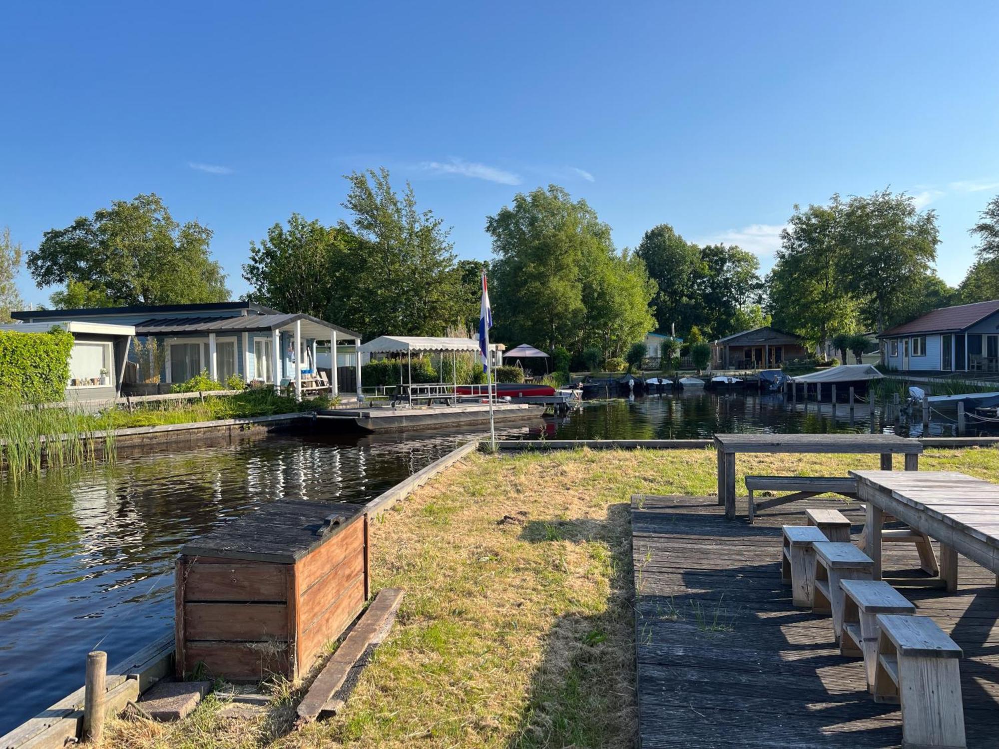 Luxe En Ruim Chalet Met Airco Bij Leekstermeer Matsloot Buitenkant foto